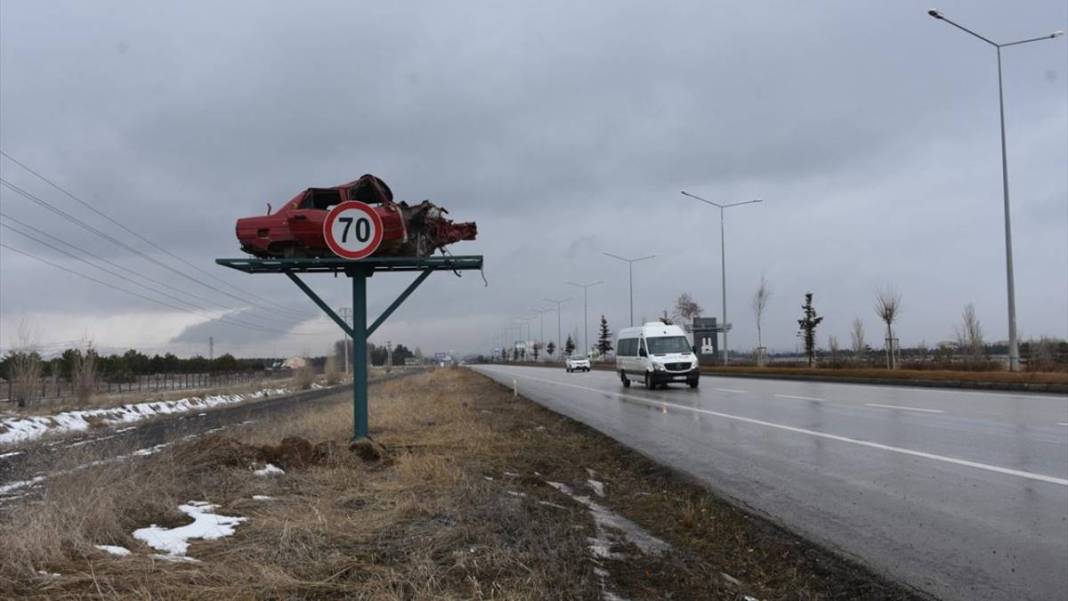 İbret olsun diye yol kenarına asıp sallandırdılar! Üzerine bir de tabela koydular 8
